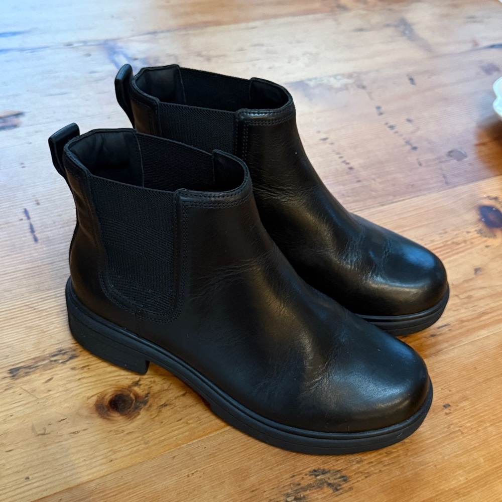 Versatile black boots